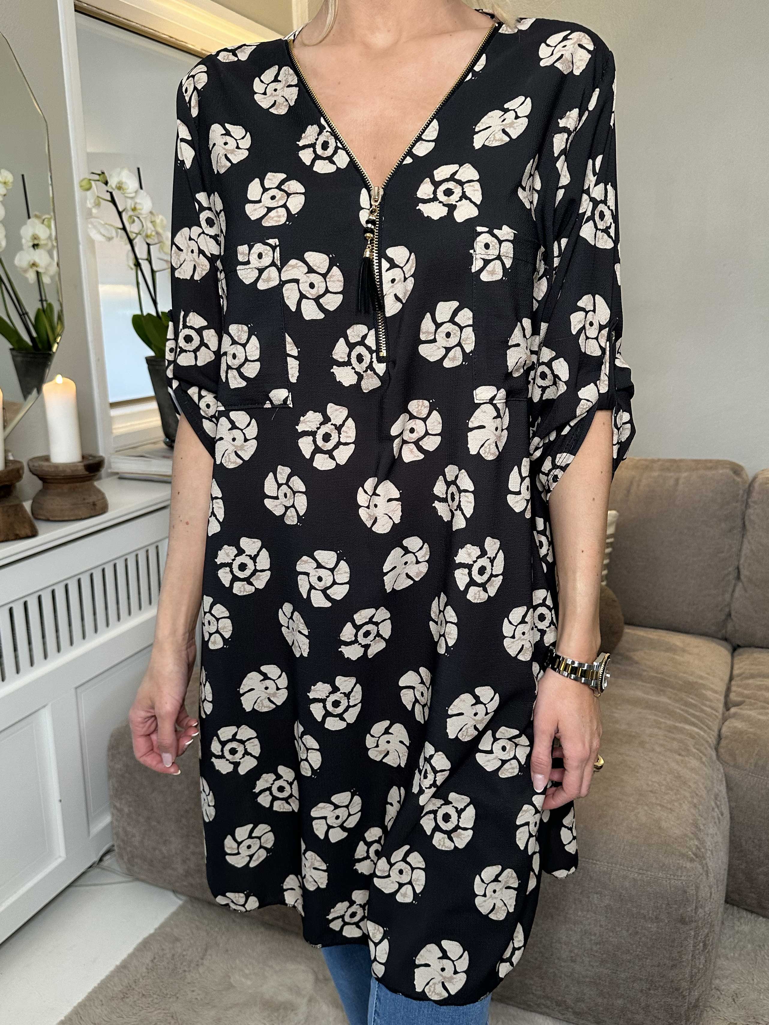 Claudia Print Dress - Tunikaklänning med tryck och dragkedja - Beige